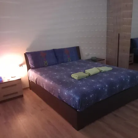 Luxury Garden Flat Carbonia