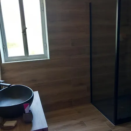 Luxury Garden Flat Карбония