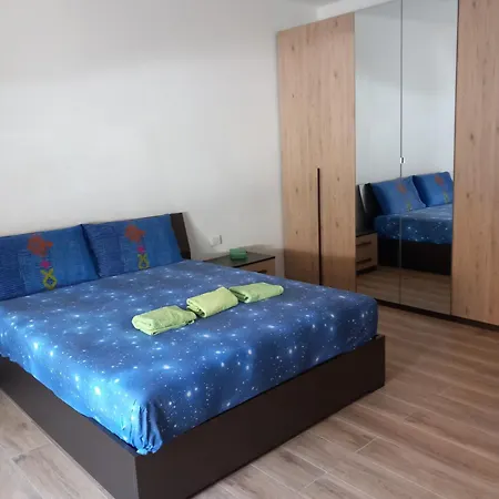 Luxury Garden Flat * 카르보니아