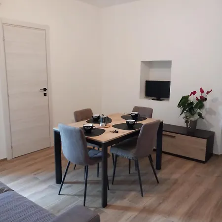 Luxury Garden Flat דירה