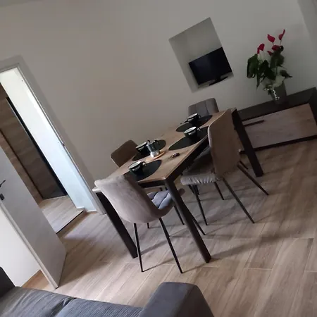 Luxury Garden Flat 아파트 카르보니아